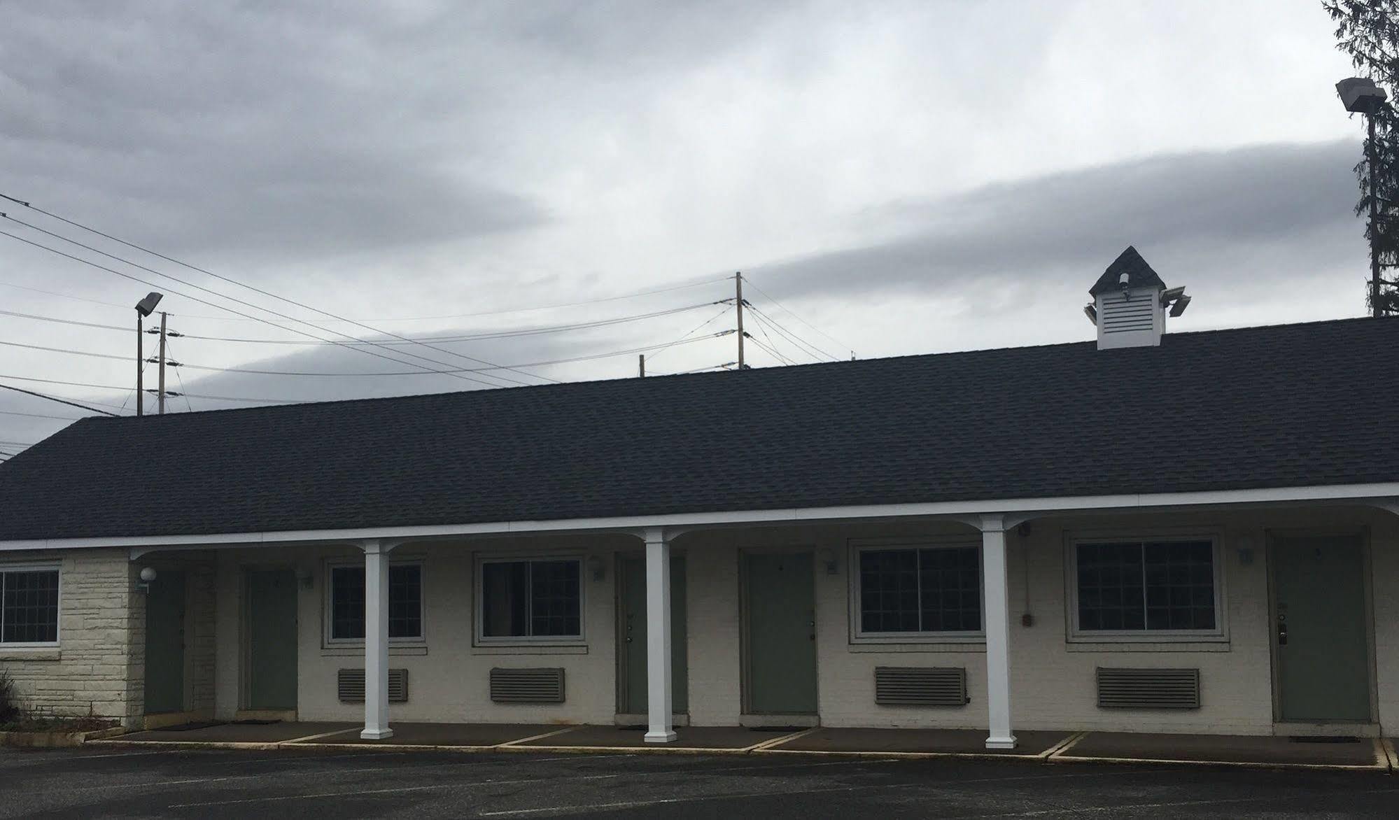 Track & Turf Motel Mount Laurel Exterior photo
